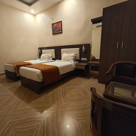Super Townhouse Kankarbagh Formerly Kunwar Alcajars Patna  Ngoại thất bức ảnh