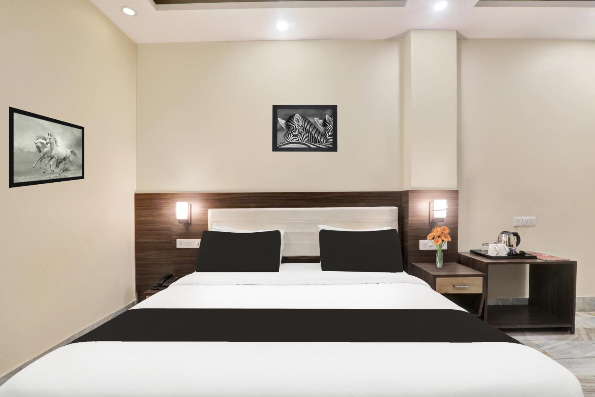 Super Townhouse Kankarbagh Formerly Kunwar Alcajars Patna  Ngoại thất bức ảnh
