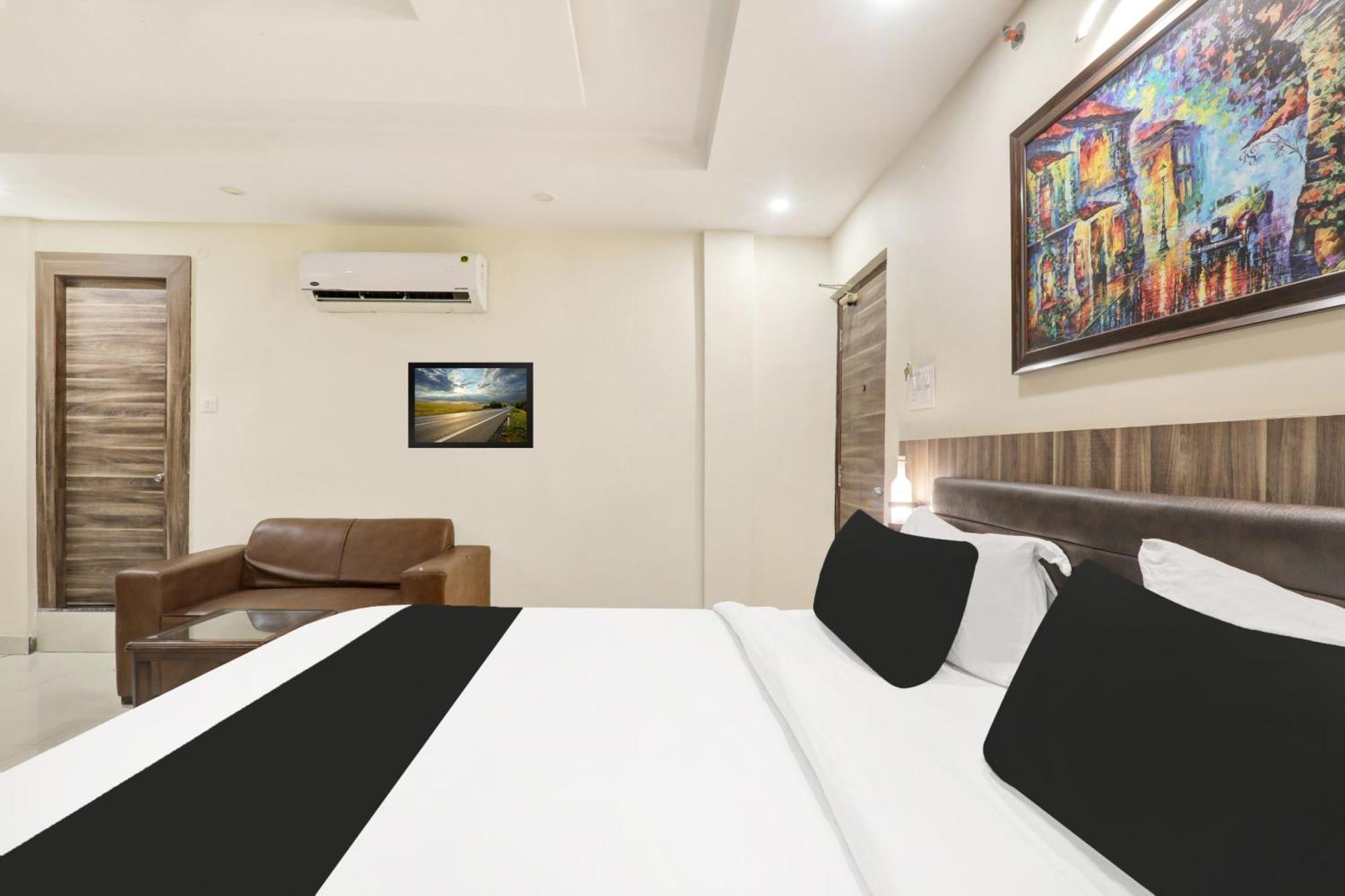 Super Townhouse Kankarbagh Formerly Kunwar Alcajars Patna  Ngoại thất bức ảnh