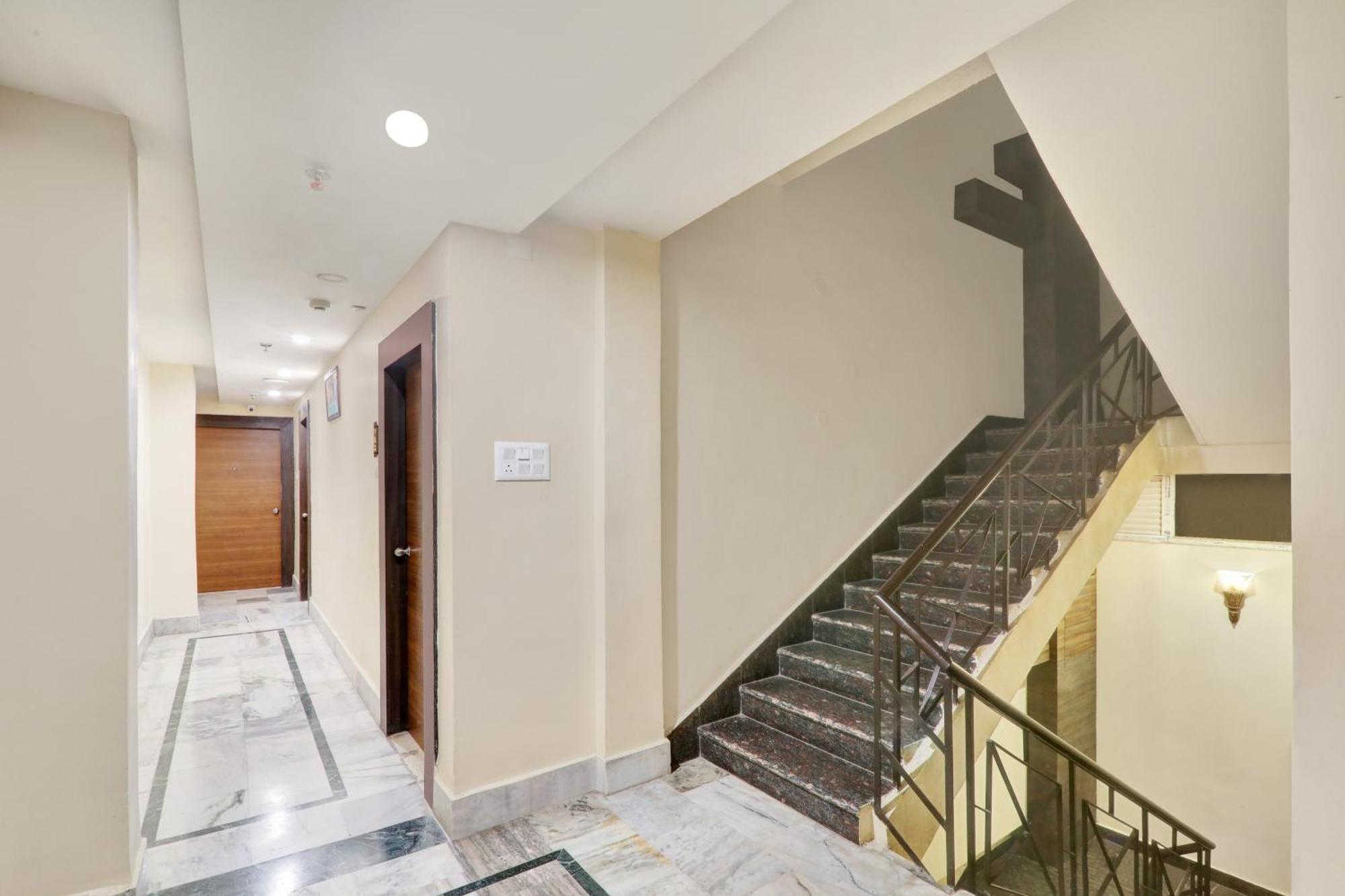Super Townhouse Kankarbagh Formerly Kunwar Alcajars Patna  Ngoại thất bức ảnh