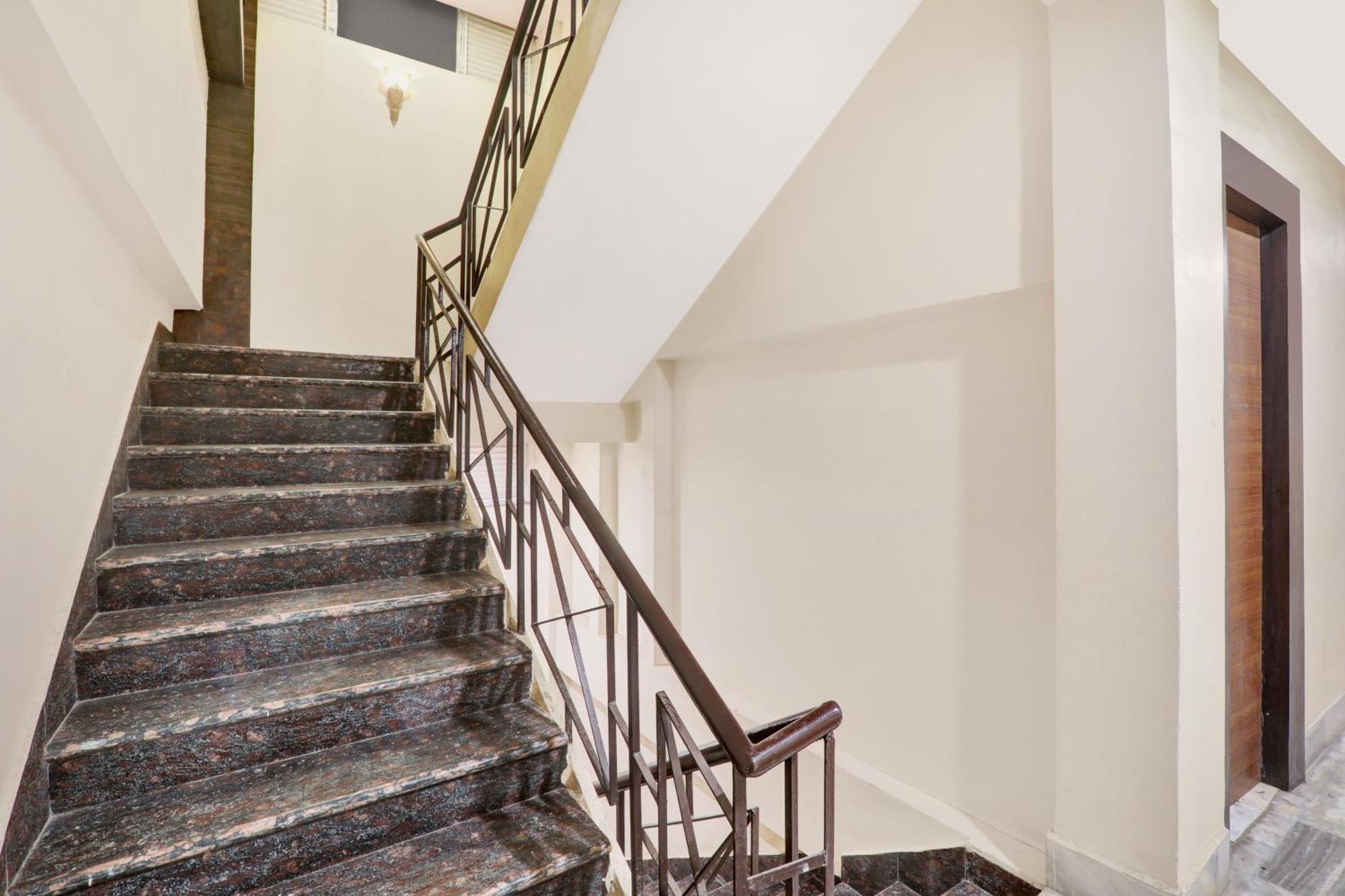 Super Townhouse Kankarbagh Formerly Kunwar Alcajars Patna  Ngoại thất bức ảnh