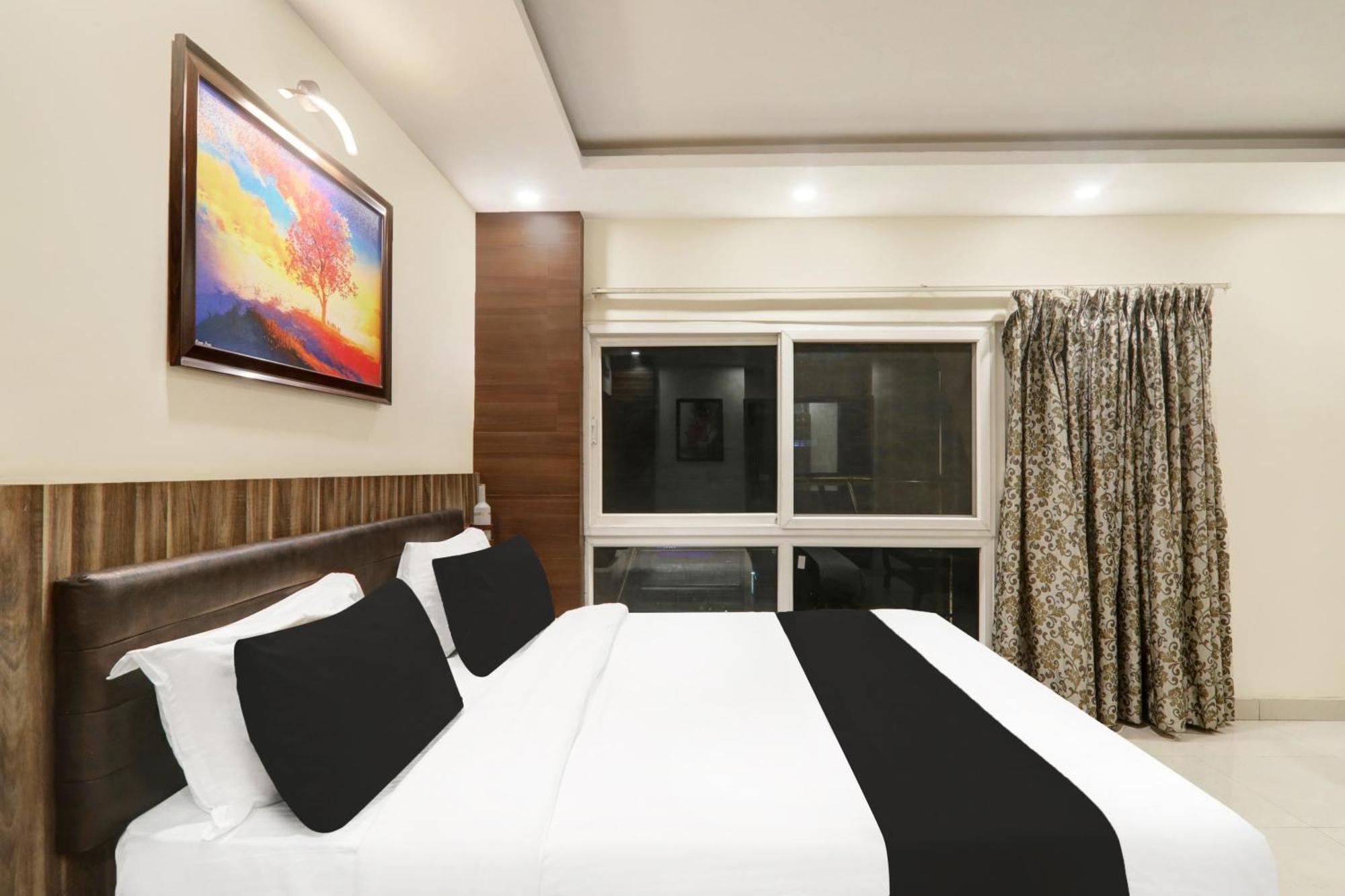 Super Townhouse Kankarbagh Formerly Kunwar Alcajars Patna  Ngoại thất bức ảnh