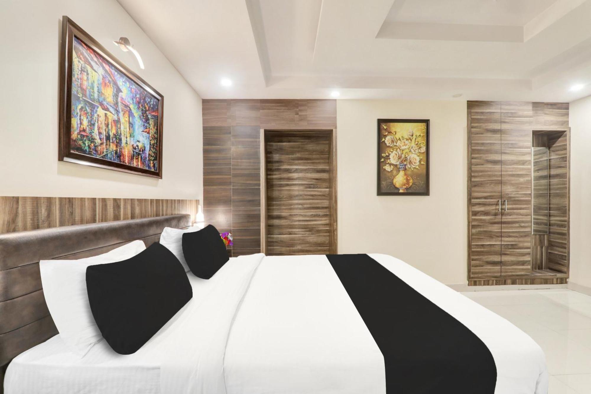 Super Townhouse Kankarbagh Formerly Kunwar Alcajars Patna  Ngoại thất bức ảnh