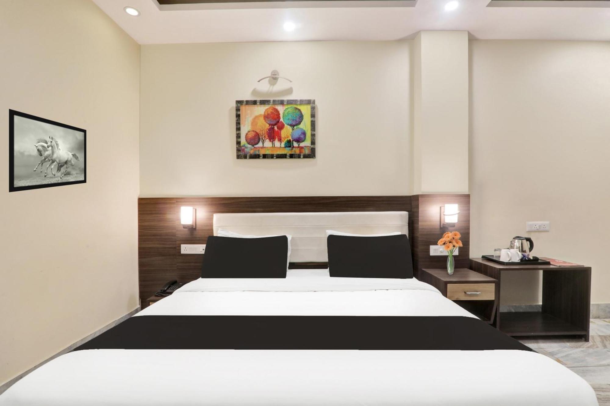 Super Townhouse Kankarbagh Formerly Kunwar Alcajars Patna  Ngoại thất bức ảnh