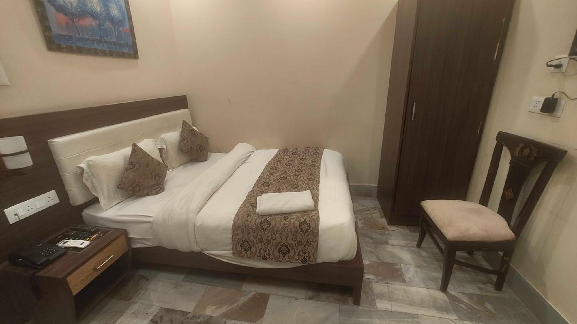 Super Townhouse Kankarbagh Formerly Kunwar Alcajars Patna  Ngoại thất bức ảnh