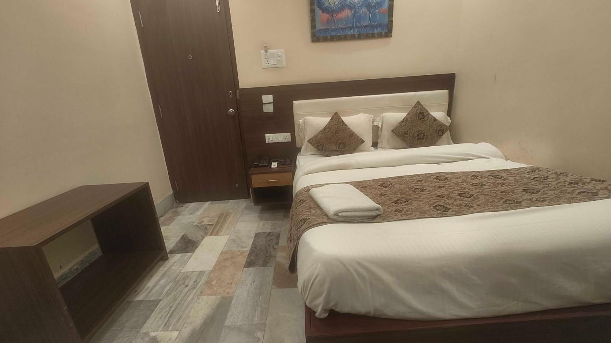 Super Townhouse Kankarbagh Formerly Kunwar Alcajars Patna  Ngoại thất bức ảnh