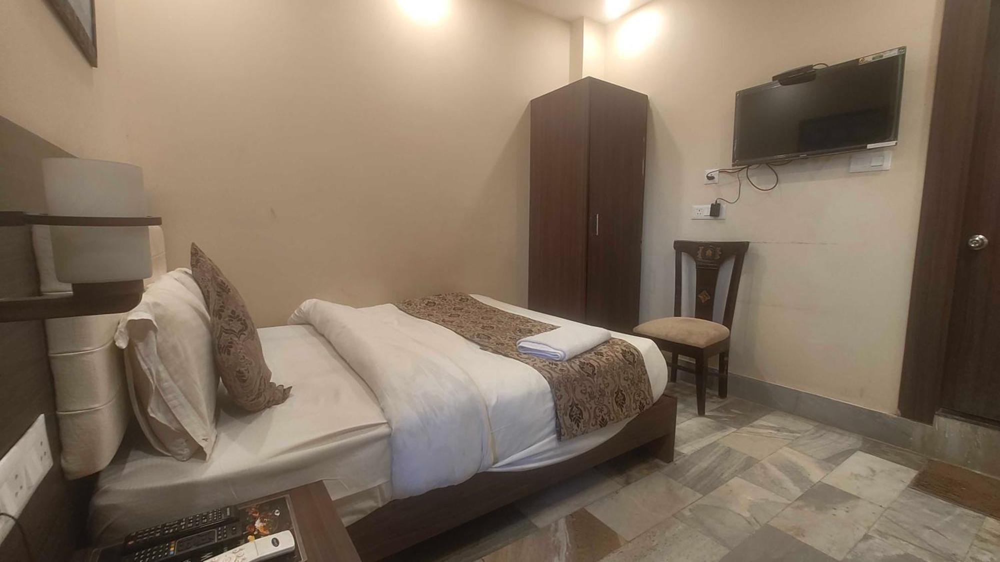 Super Townhouse Kankarbagh Formerly Kunwar Alcajars Patna  Ngoại thất bức ảnh