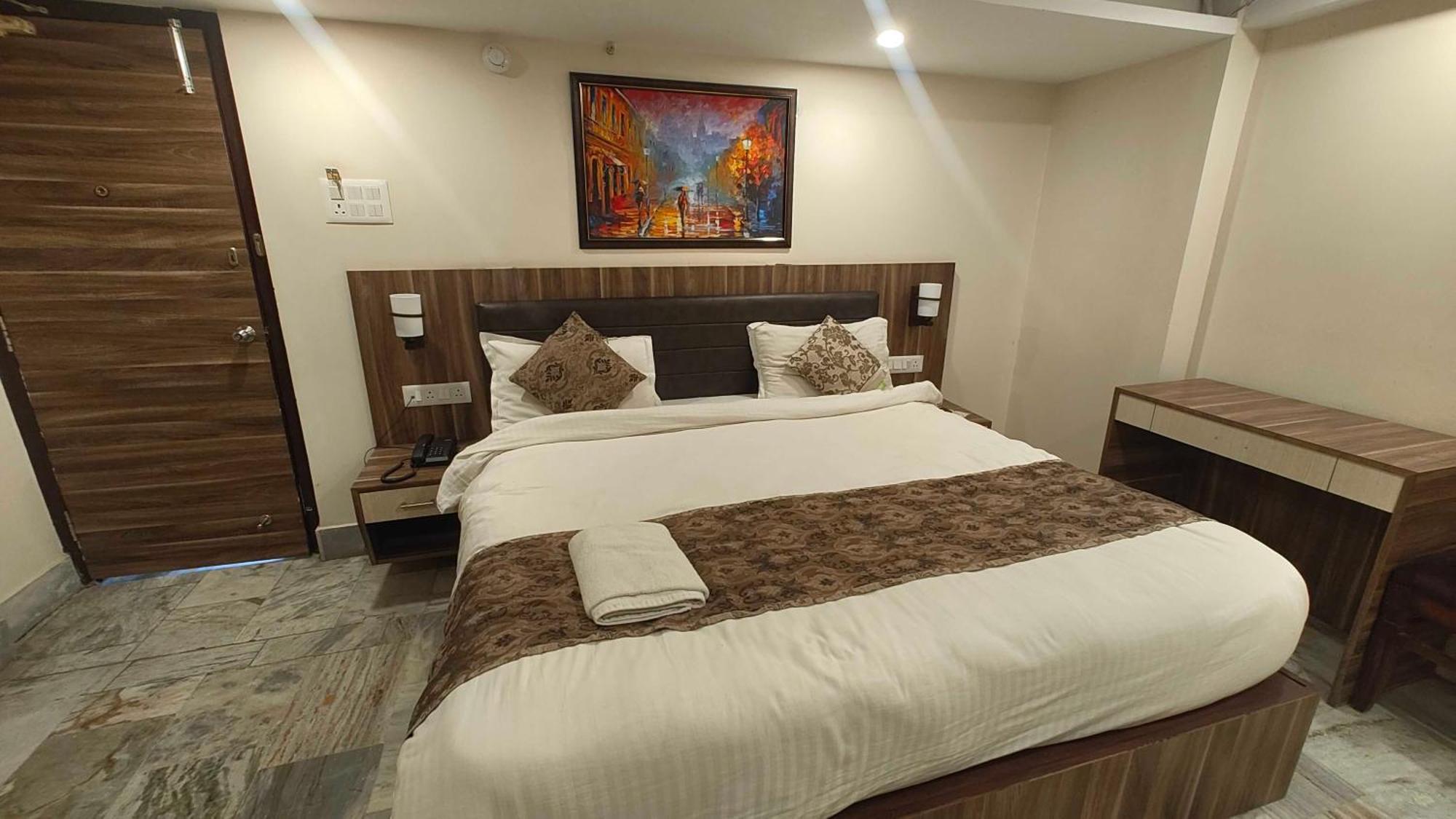 Super Townhouse Kankarbagh Formerly Kunwar Alcajars Patna  Ngoại thất bức ảnh