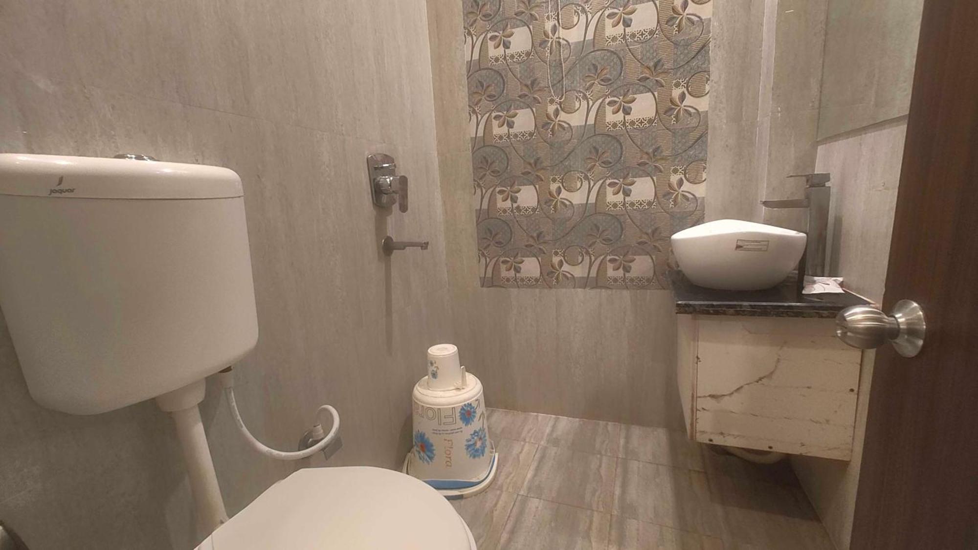Super Townhouse Kankarbagh Formerly Kunwar Alcajars Patna  Ngoại thất bức ảnh