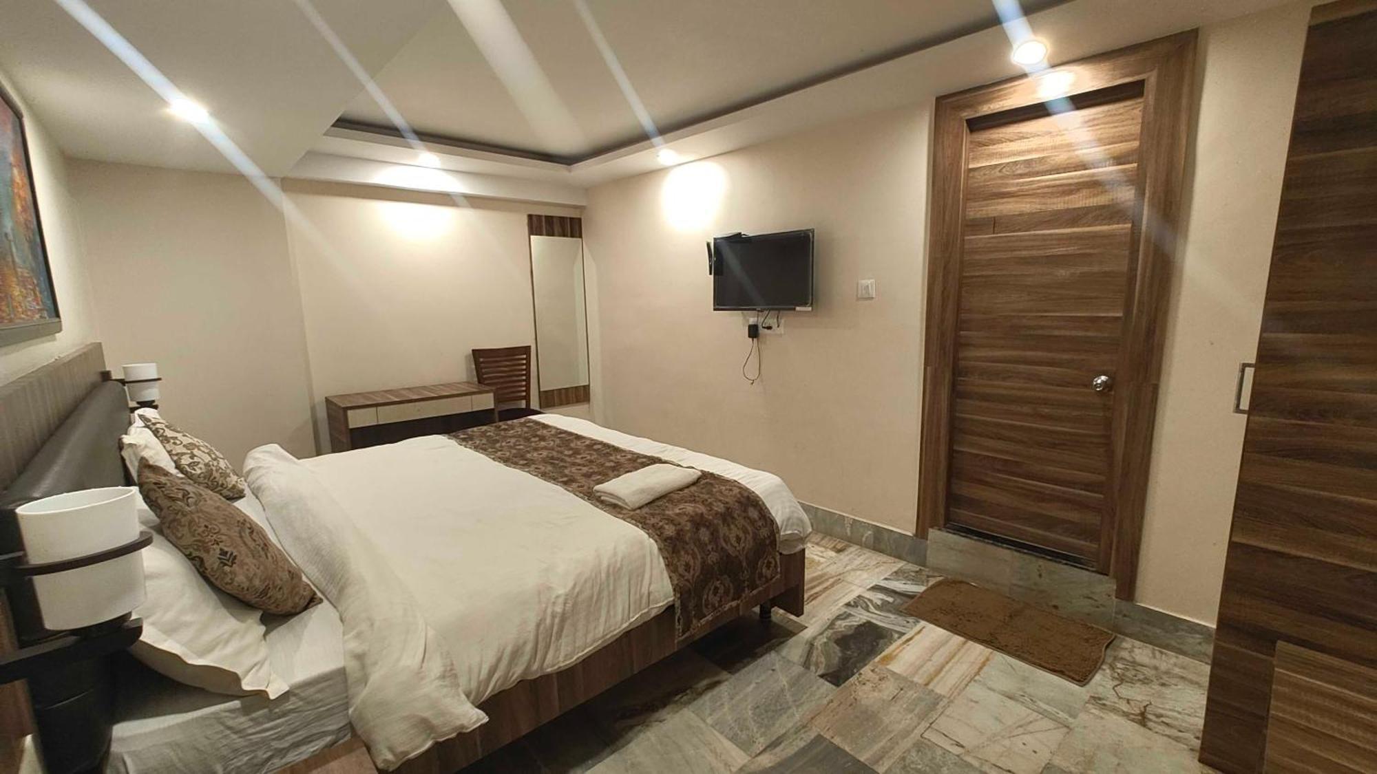 Super Townhouse Kankarbagh Formerly Kunwar Alcajars Patna  Ngoại thất bức ảnh