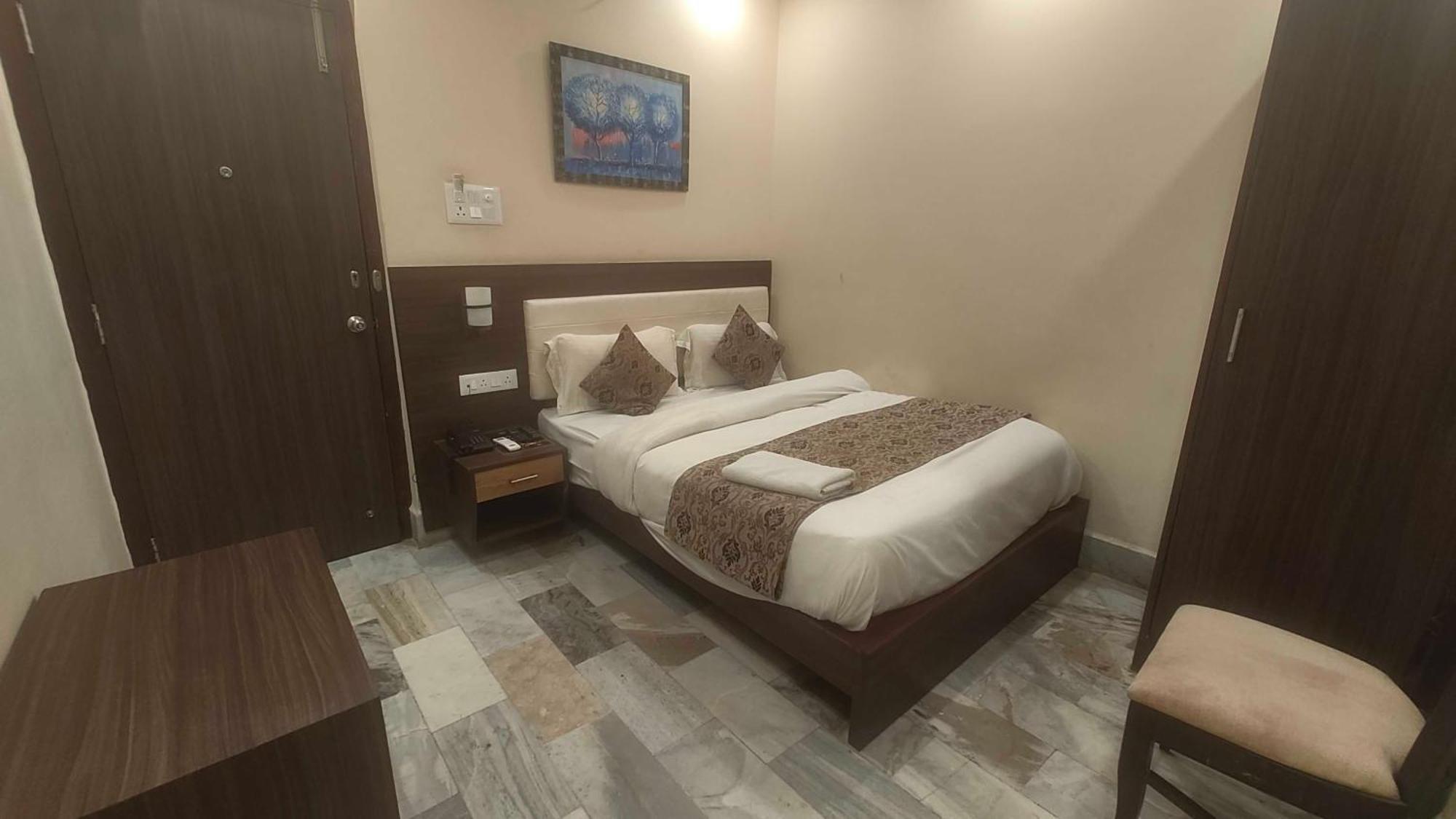 Super Townhouse Kankarbagh Formerly Kunwar Alcajars Patna  Ngoại thất bức ảnh