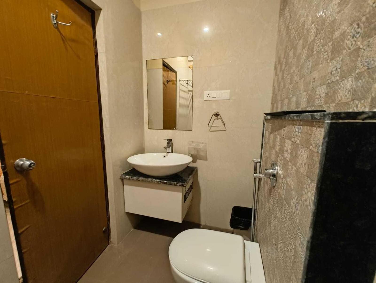 Super Townhouse Kankarbagh Formerly Kunwar Alcajars Patna  Ngoại thất bức ảnh