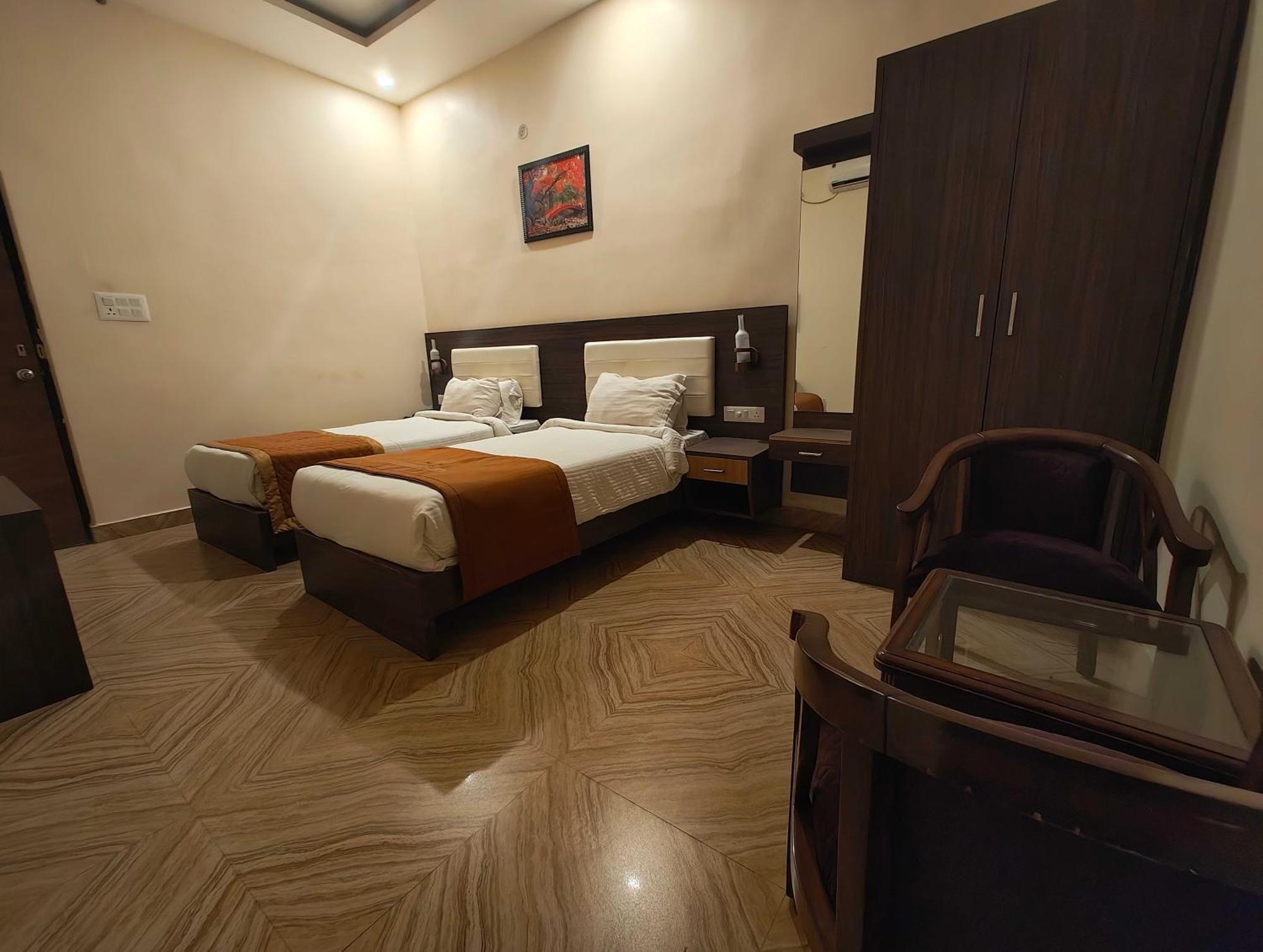 Super Townhouse Kankarbagh Formerly Kunwar Alcajars Patna  Ngoại thất bức ảnh