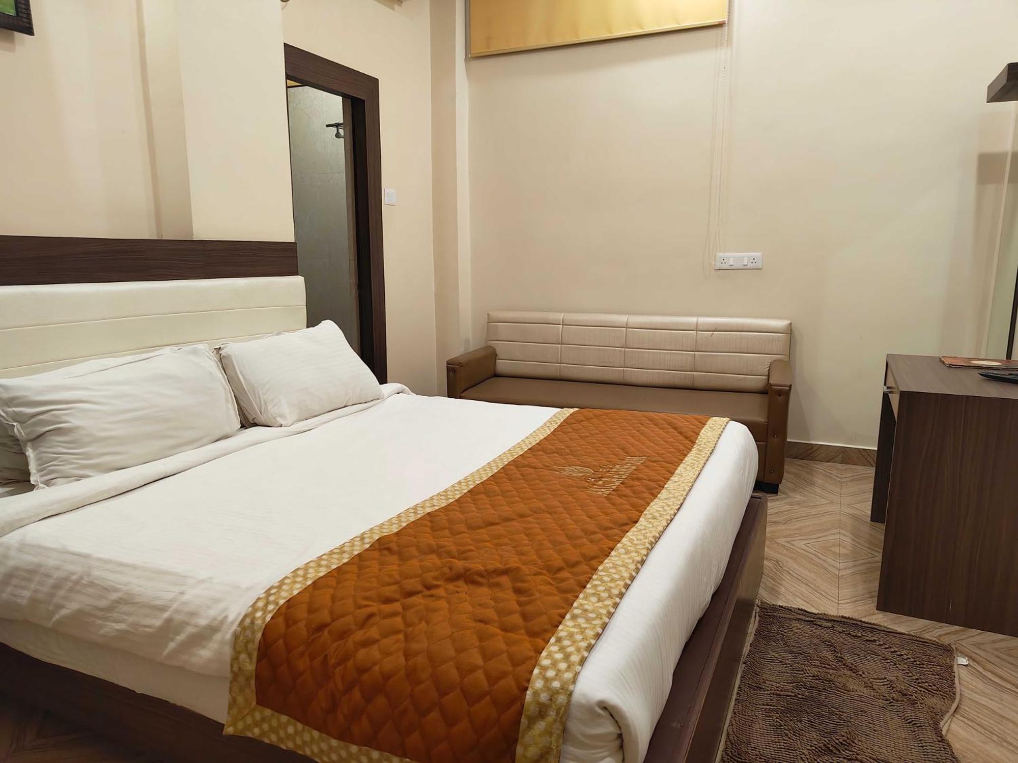 Super Townhouse Kankarbagh Formerly Kunwar Alcajars Patna  Ngoại thất bức ảnh